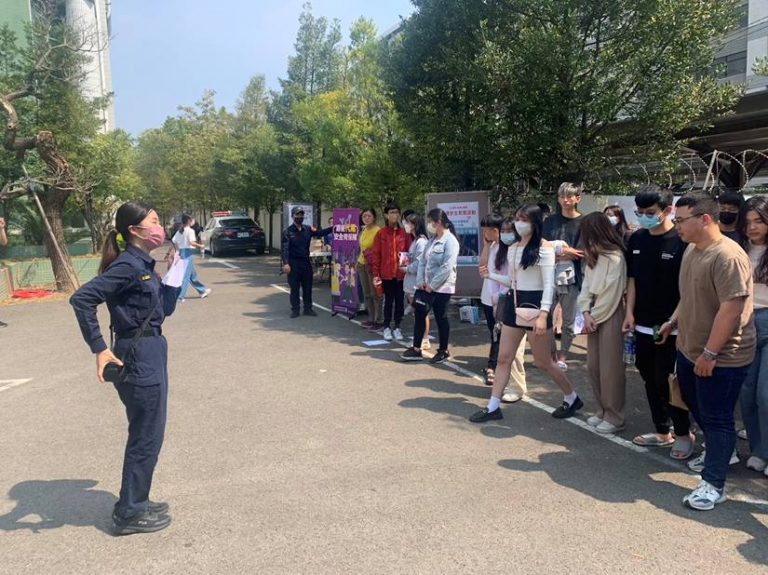 中警六分局宣導、執法併重落實行人正義 前進校園宣導大學生闖關好開心