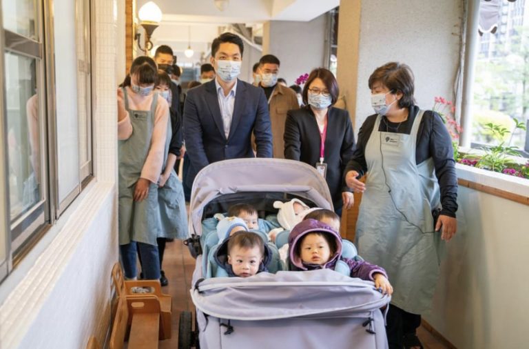 身為有兩個小小孩的三寶爸，每天早上出門前常常手忙腳亂，特別能體會托育人員照顧嬰幼兒的辛勞