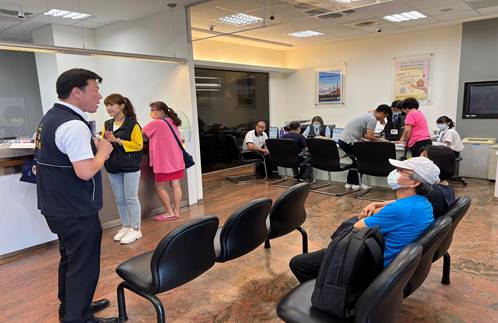 銀行阻詐最前鋒-警長頒發市民之光-感謝狀表揚