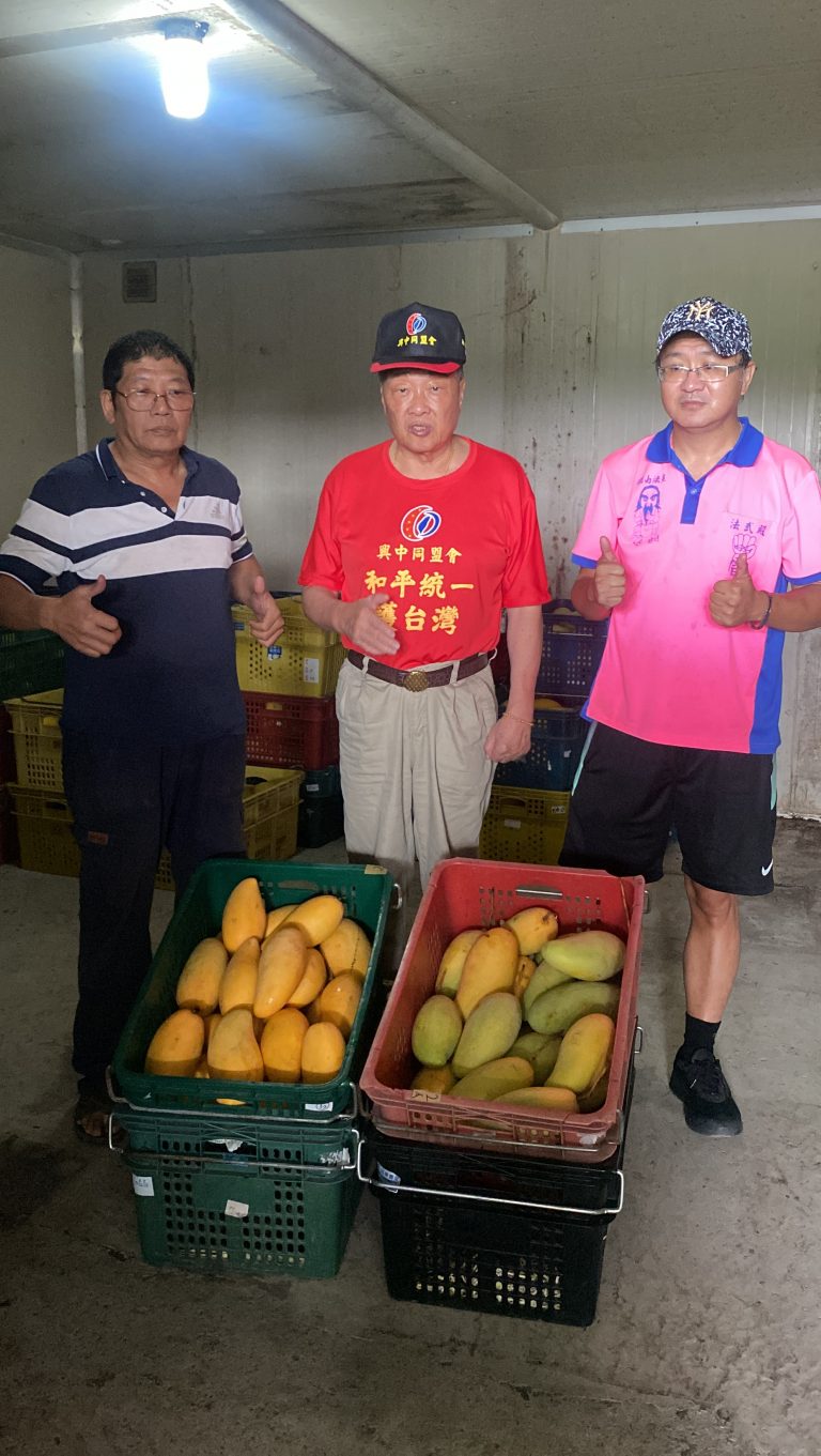 屏東縣芒果盛產季節 李鎔任帶團隊到南州慰問果農今年收成