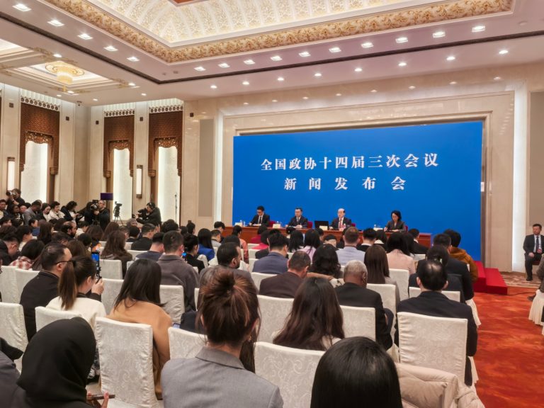 【兩會聚焦】十四屆全國人大二次會議舉行新聞發布會   大會發言人婁勤儉答記者問
